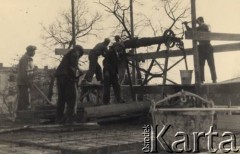 1938-1939, Stanisławów, Polska
Robotnicy pracujący na budowie.
Fot. Stanisław Bober, kolekcję udostępniły Danuta Mordal i Ewa Szafrańska; zbiory Ośrodka KARTA 

