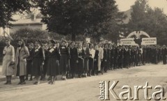 1938-1939, Stanisławów, Polska
Grupa dziewcząt z transparentem: 