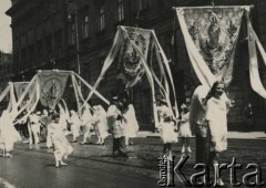 lata 30-te, Warszawa, Polska
Nowy Świat - procesja Bożego Ciała.
Fot. Stanisław Bober, kolekcję udostępniły Danuta Mordal i Ewa Szafrańska; zbiory Ośrodka KARTA 

