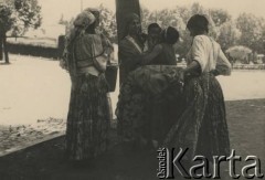 lata 30-te, Warszawa, Polska
Cyganki z dzieckiem na ulicy.
Fot. Stanisław Bober, kolekcję udostępniły Danuta Mordal i Ewa Szafrańska; zbiory Ośrodka KARTA


