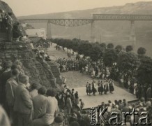 przed 1939, Zaleszczyki, woj. Tanopol, Polska
Promenada nad Dniestrem, występy zespołów regionalnych.
Fot. Stanisław Bober, kolekcję udostępniły Danuta Mordal i Ewa Szafrańska; zbiory Ośrodka KARTA

