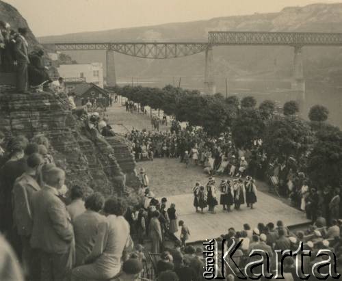 przed 1939, Zaleszczyki, woj. Tanopol, Polska
Promenada nad Dniestrem, występy zespołów regionalnych.
Fot. Stanisław Bober, kolekcję udostępniły Danuta Mordal i Ewa Szafrańska; zbiory Ośrodka KARTA

