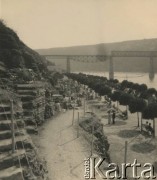 przed 1939, Zaleszczyki, woj. Tarnopol, Polska
Promenada nad Dniestrem.
Fot. Stanisław Bober, kolekcję udostępniły Danuta Mordal i Ewa Szafrańska; zbiory Ośrodka KARTA

