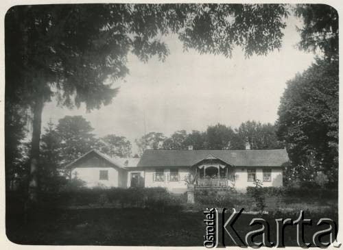 Przed 1939, Polska.
Dworek z drewnianym gankiem.
Fot. Stanisław Bober, zbiory Ośrodka KARTA