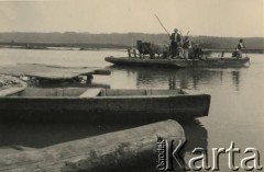 Lato 1939, pow. Śniatyn, woj. Stanisławów, Polska
Przeprawa promem przez Prut.
Fot. Stanisław Bober, kolekcję udostępniły Danuta Mordal i Ewa Szafrańska; zbiory Ośrodka KARTA

