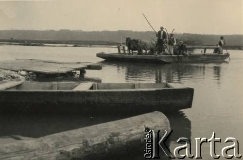 Lato 1939, pow. Śniatyn, woj. Stanisławów, Polska
Przeprawa promem przez Prut.
Fot. Stanisław Bober, kolekcję udostępniły Danuta Mordal i Ewa Szafrańska; zbiory Ośrodka KARTA

