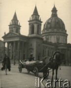 lata 30-te, brak miejsca, Polska
Fragment miasta, kościół.
Fot. Stanisław Bober, kolekcję udostępniły Danuta Mordal i Ewa Szafrańska; zbiory Ośrodka KARTA 

