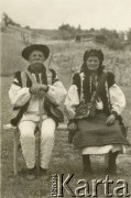 Przed 1939, prawdopodobnie Czarnohora, Polska.
Huculi na ławce.
Fot. NN, zbiory Ośrodka KARTA
