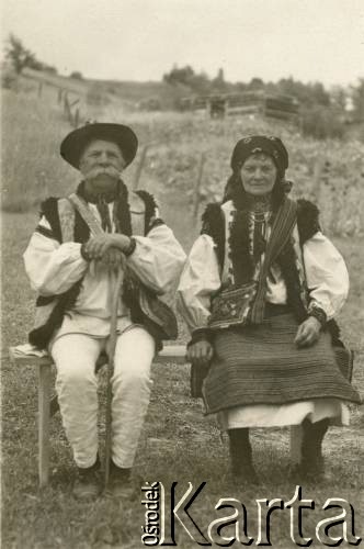 Przed 1939, prawdopodobnie Czarnohora, Polska.
Huculi na ławce.
Fot. NN, zbiory Ośrodka KARTA