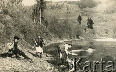 Przed 1939, prawdopodobnie Czarnohora, Polska.
Huculi przy potoku.
Fot. NN, zbiory Ośrodka KARTA