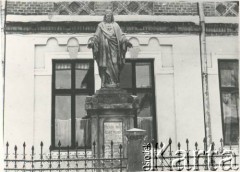 Przed 1939, Kołomyja, woj. stanisławowskie, Polska.
Figura Jezusa Chrystusa na terenie szkoły ss. urszulanek.
Fot. NN, zbiory Ośrodka KARTA