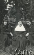 Przed 1939, Kołomyja, woj. stanisławowskie, Polska.
Matka Irena z uczennicami.
Fot. NN, zbiory Ośrodka KARTA