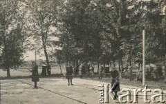 Przed 1939, Kołomyja, woj. stanisławowskie, Polska.
Uczennice gimnazjum ss. urszulanek podczas gry w tenisa.
Fot. NN, zbiory Ośrodka KARTA