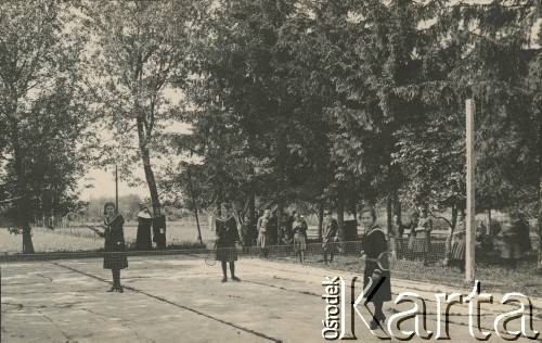 Przed 1939, Kołomyja, woj. stanisławowskie, Polska.
Uczennice gimnazjum ss. urszulanek podczas gry w tenisa.
Fot. NN, zbiory Ośrodka KARTA