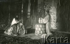 Przed 1939, Kołomyja, woj. stanisławowskie, Polska.
Scena z przedstawienia - Jezus z miłosierną Samarytanką przy studni.
Fot. NN, zbiory Ośrodka KARTA