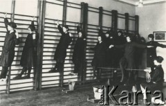 Przed 1939, Kołomyja, woj. stanisławowskie, Polska.
Uczennice szkoły ss. urszulanek podczas zajęć gimnastycznych.
Fot. NN, zbiory Ośrodka KARTA
