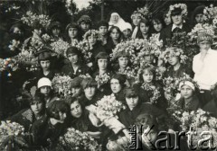 Przed 1939, Kołomyja, woj. stanisławowskie, Polska.
Uczennice ze szkoły ss. urszulanek w wiankach.
Fot. NN, zbiory Ośrodka KARTA
