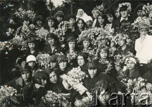 Przed 1939, Kołomyja, woj. stanisławowskie, Polska.
Uczennice ze szkoły ss. urszulanek w wiankach.
Fot. NN, zbiory Ośrodka KARTA