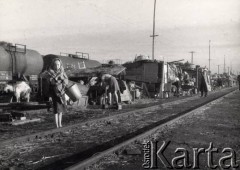 Lipiec 1945, Ligota k/Katowic, Polska.
Repatriacja Polaków z ZSRR - 9-dniowy postój transportu repatriacyjnego ze Stanisławowa, życie na torach.
Fot. Stanisław Bober, kolekcję udostępniły Danuta Mordal i Ewa Szafrańska; zbiory Ośrodka KARTA 

