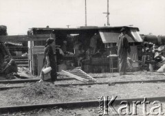 Lipiec 1945, Ligota k/Katowic, Polska.
Repatriacja Polaków z ZSRR - 9-dniowy postój transportu repatriacyjnego ze Stanisławowa, życie na torach.
Fot. Stanisław Bober, kolekcję udostępniły Danuta Mordal i Ewa Szafrańska; zbiory Ośrodka KARTA 

