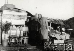 Lipiec 1945, Ligota k/Katowic, Polska.
Repatriacja Polaków z ZSRR - 9-dniowy postój transportu repatriacyjnego ze Stanisławowa, życie na torach.
Fot. Stanisław Bober, kolekcję udostępniły Danuta Mordal i Ewa Szafrańska; zbiory Ośrodka KARTA 

