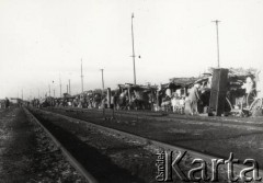 Lipiec 1945, Ligota k/Katowic, Polska.
Repatriacja Polaków z ZSRR - 9-dniowy postój transportu repatriacyjnego ze Stanisławowa, życie na torach.
Fot. Stanisław Bober, kolekcję udostępniły Danuta Mordal i Ewa Szafrańska; zbiory Ośrodka KARTA 

