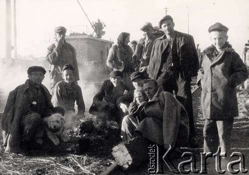 Lipiec 1945, Ligota k/Katowic, Polska.
Repatriacja Polaków z ZSRR - 9-dniowy postój transportu repatriacyjnego ze Stanisławowa, życie na torach.
Fot. Stanisław Bober, kolekcję udostępniły Danuta Mordal i Ewa Szafrańska; zbiory Ośrodka KARTA 

