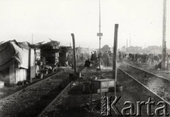 Lipiec 1945, Ligota k/Katowic, Polska.
Repatriacja Polaków z ZSRR - 9-dniowy postój transportu repatriacyjnego ze Stanisławowa, życie na torach.
Fot. Stanisław Bober, kolekcję udostępniły Danuta Mordal i Ewa Szafrańska; zbiory Ośrodka KARTA 

