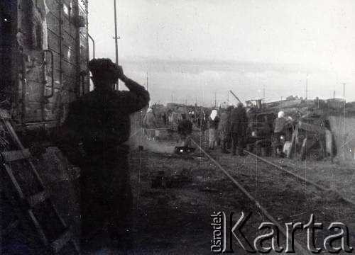 Lipiec 1945, Ligota k/Katowic, Polska.
Repatriacja Polaków z ZSRR - 9-dniowy postój transportu repatriacyjnego ze Stanisławowa, życie na torach.
Fot. Stanisław Bober, kolekcję udostępniły Danuta Mordal i Ewa Szafrańska; zbiory Ośrodka KARTA 

