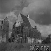 po 1945, Nysa, Polska
Odbudowywany kościół.
Fot. Stanisław Bober, kolekcję udostępniły Danuta Mordal i Ewa Szafrańska; zbiory Ośrodka KARTA 

