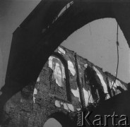 po 1945, Nysa, Polska
Ruiny kościoła, ściana z freskami.
Fot. Stanisław Bober, kolekcję udostępniły Danuta Mordal i Ewa Szafrańska; zbiory Ośrodka KARTA 

