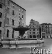 po 1945, Nysa, Polska
Odbudowa miasta, fontanna na Starówce.
Fot. Stanisław Bober, kolekcję udostępniły Danuta Mordal i Ewa Szafrańska; zbiory Ośrodka KARTA 

