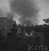 1945, Opole, Polska
Płonące ruiny domów.
Fot. Stanisław Bober, kolekcję udostępniły Danuta Mordal i Ewa Szafrańska; zbiory Ośrodka KARTA 


