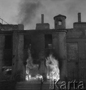 1945, Opole, Polska
Płonący dom.
Fot. Stanisław Bober, kolekcję udostępniły Danuta Mordal i Ewa Szafrańska; zbiory Ośrodka KARTA 


