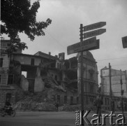 1945, Opole, Polska
Fragment zniszczonego miasta, drogowskaz.
Fot. Stanisław Bober, kolekcję udostępniły Danuta Mordal i Ewa Szafrańska; zbiory Ośrodka KARTA

