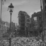 1945, Opole, Polska
Fragment zniszczonego miasta, latarnie i ruiny domów.
Fot. Stanisław Bober, kolekcję udostępniły Danuta Mordal i Ewa Szafrańska; zbiory Ośrodka KARTA

