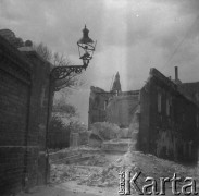 1945, Opole, Polska
Fragment zniszczonego miasta.
Fot. Stanisław Bober, kolekcję udostępniły Danuta Mordal i Ewa Szafrańska; zbiory Ośrodka KARTA 

