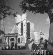 1945, Opole, Polska
Kobiety na ulicy, w tle ruiny domu.
Fot. Stanisław Bober, kolekcję udostępniły Danuta Mordal i Ewa Szafrańska; zbiory Ośrodka KARTA 

