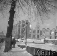 1945, Opole, Polska
Ruiny domów.
Fot. Stanisław Bober, kolekcję udostępniły Danuta Mordal i Ewa Szafrańska; zbiory Ośrodka KARTA 

