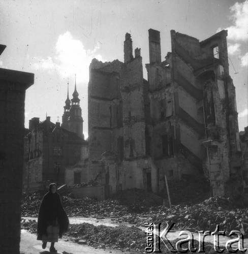 1945, Opole, Polska
Fragment zniszczonego miasta.
Fot. Stanisław Bober, kolekcję udostępniły Danuta Mordal i Ewa Szafrańska; zbiory Ośrodka KARTA 

