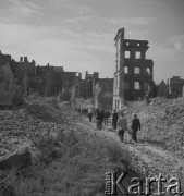 po 1945, Nysa lub Opole, Polska
Fragment zniszczonego miasta.
Fot. Stanisław Bober, kolekcję udostępniły Danuta Mordal i Ewa Szafrańska; zbiory Ośrodka KARTA 


