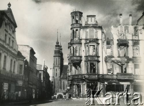 1945-1962, Opole, woj. opolskie, Polska.
Zniszczone budynki na rogu ulic Rynek i Koraszewskiego. W tle widoczna Katedra Opolska.
Fot. Stanisław Bober, zbiory Ośrodka KARTA