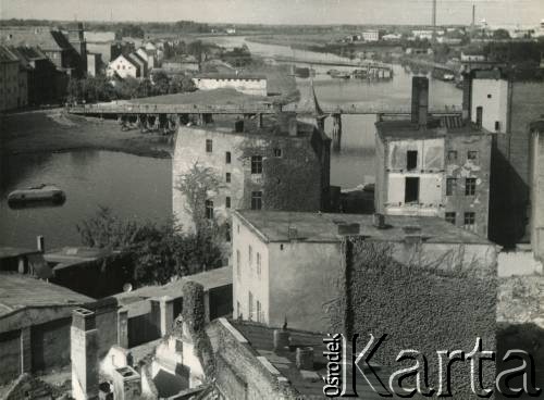 1945-1962, Opole, woj. opolskie, Polska.
Tymczasowy most dla oddziałów wojska.
Fot. Stanisław Bober, zbiory Ośrodka KARTA