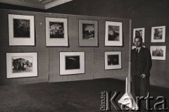 brak daty, Opole, Polska
Stanisław Bober na wystawie swoich fotografii.
Fot. Stanisław Bober, kolekcję udostępniły Danuta Mordal i Ewa Szafrańska; zbiory Ośrodka KARTA 

