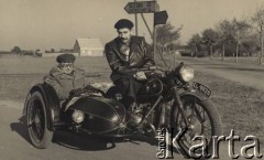 brak daty, Opole okolice, Polska
Fotografowie Adam Śmietański i Stanisław Bober (w koszu) podczas wycieczki motocyklowej.
Fot. Stanisław Bober, kolekcję udostępniły Danuta Mordal i Ewa Szafrańska; zbiory Ośrodka KARTA

