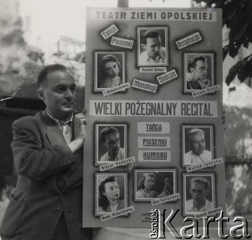 1946-1947, Opole, Polska
Stanisław Bober obok wykonanej przez siebie tablicy reklamowej Teatru Ziemi Opolskiej zapowiadającej pożegnalny recital artystów teatru.
Fot. Stanisław Bober, kolekcję udostępniły Danuta Mordal i Ewa Szafrańska; zbiory Ośrodka KARTA 

