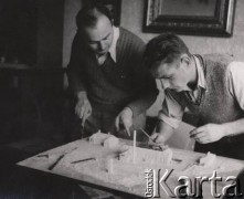 lata 50-te (?), Opole, Polska
Stanisław Bober (z lewej) podczas pracy nad makietą.
Fot. Stanisław Bober, kolekcję udostępniły Danuta Mordal i Ewa Szafrańska; zbiory Ośrodka KARTA 

