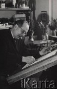 brak daty, Opole, Polska
Stanisław Bober w swojej pracowni malarskiej.
Fot. Stanisław Bober, kolekcję udostępniły Danuta Mordal i Ewa Szafrańska; zbiory Ośrodka KARTA 



