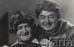 brak daty, Opole, Polska
Józef Witon i Stanisław Bober (z prawej) w perukach.
Fot. Stanisław Bober, kolekcję udostępniły Danuta Mordal i Ewa Szafrańska; zbiory Ośrodka KARTA 


