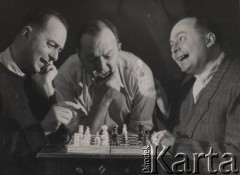 brak daty, Opole, Polska
Stanisław Bober, gra w szachy.
Fot. Stanisław Bober, kolekcję udostępniły Danuta Mordal i Ewa Szafrańska; zbiory Ośrodka KARTA 



